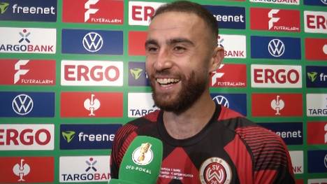 Fatih Kaya ließ mit seinem Doppelpack die Sensationshoffnung von Wiesbaden aufleben. Trotz der Niederlage ist der Stürmer stolz auf die Teamleistung. Außerdem wartet noch ein besonderer Lohn auf den Wehen-Akteur.