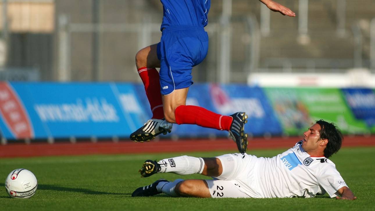 Patrick Leschinski vom SSV Ulm 1846 grätscht gegen Bayern Alzenau