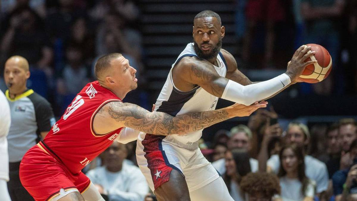 Daniel Theis (l.) gegen LeBron James