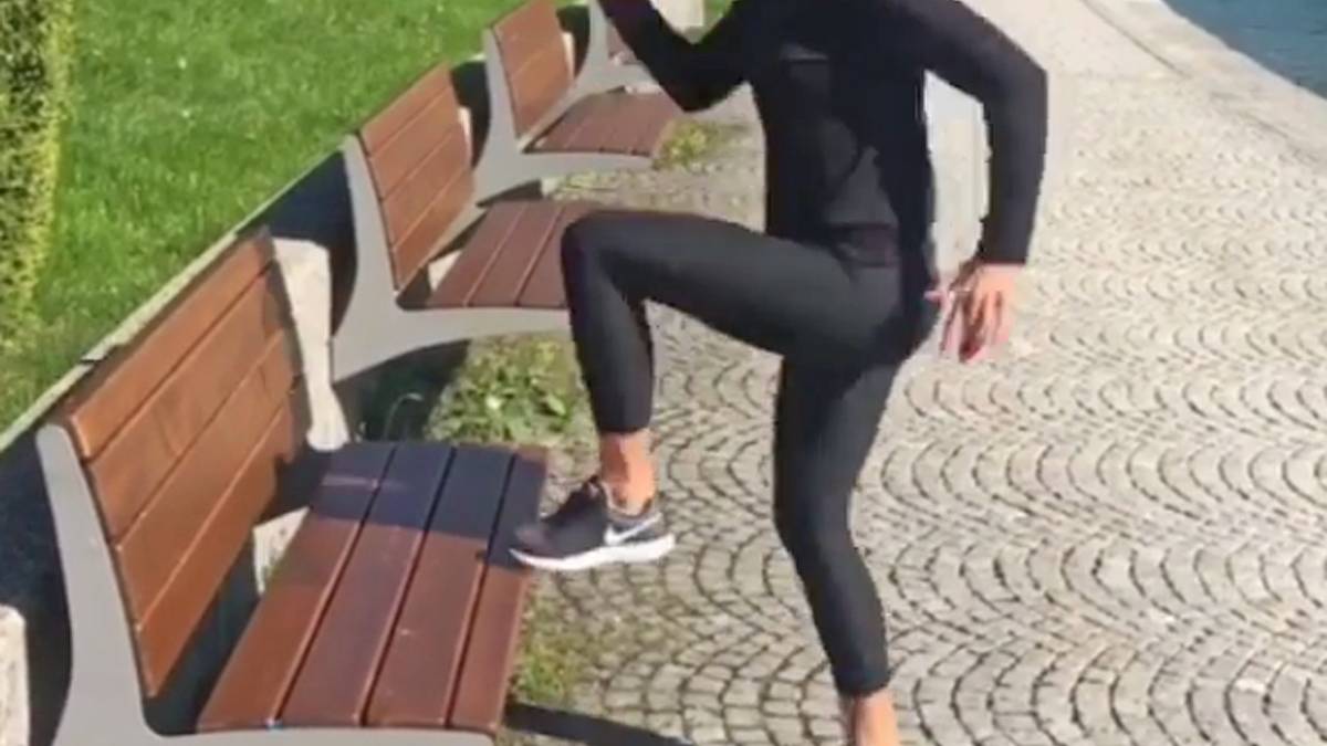 Vor dem Laufen absolviert die Polin aber erst einmal ein paar Aufwärmübungen und zeigt ihren Instagram-Follower, wie es geht