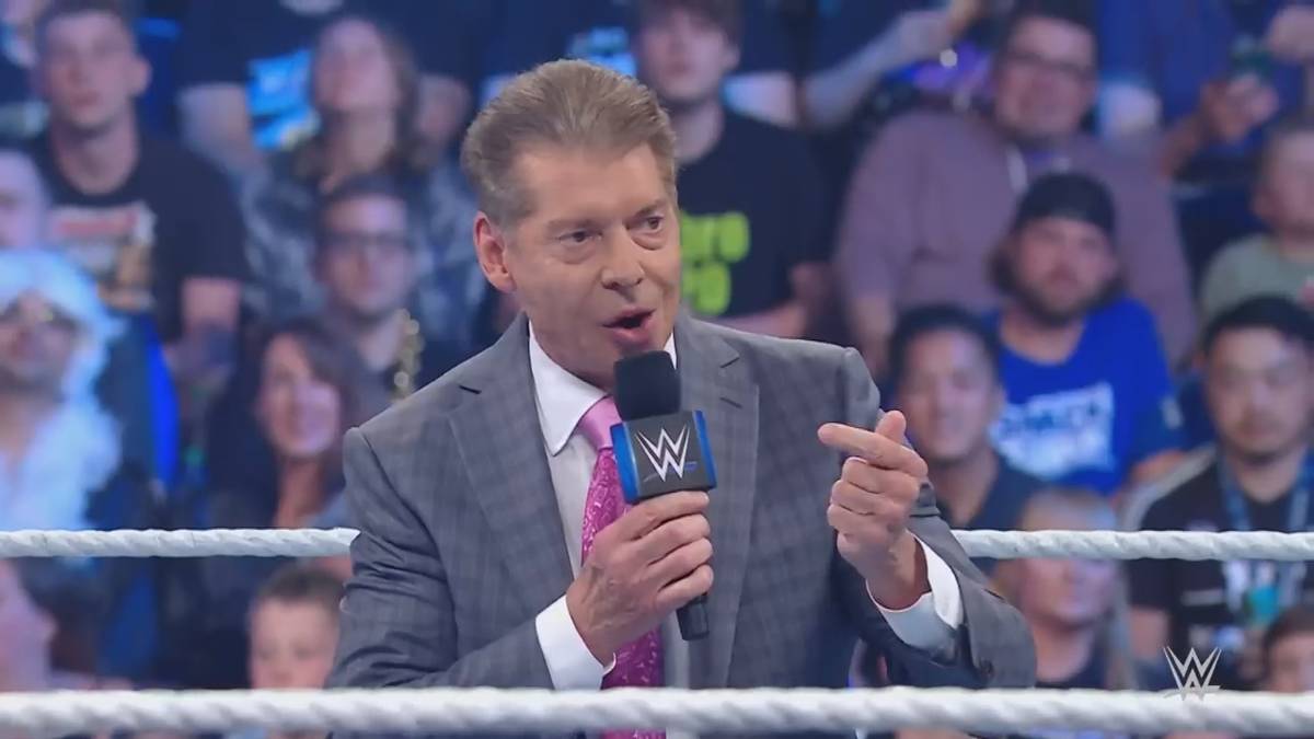 Er sagt nichts zum eigentlichen Thema - und doch spricht dieser Auftritt Bände: Der wegen eines Sex-Skandals als WWE-Boss vorübergehend zurückgetretene Vince McMahon wendet sich bei SmackDown mit einem selbstbewussten Auftritt ans Publikum.