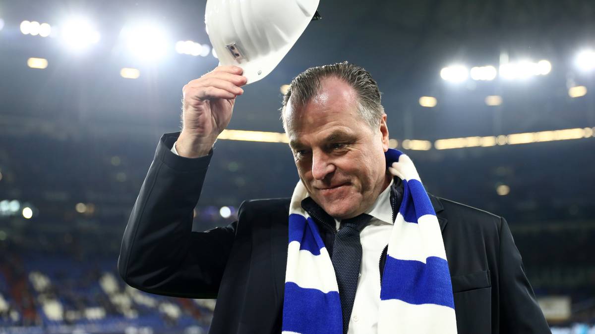 Aufsichtsrats-Boss Clemens Tönnies zieht seinen Helm. Zuvor wird ihm symbolisch das letzte Grubenlicht übergeben