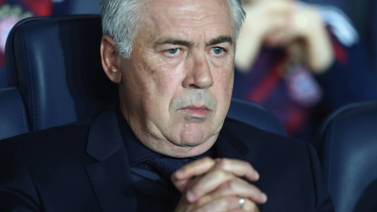 DONNERSTAG, 28. SEPTEMBER: Noch während die Mannschaft auf dem Rückflug nach München ist, berichtet "Sport Bild" über eine Krisensitzung und einen möglichen Ancelotti-Rauswurf. Der Italiener selber will nach der Landung am Mittag nichts zu seiner Zukunft sagen: "Kein Kommentar"