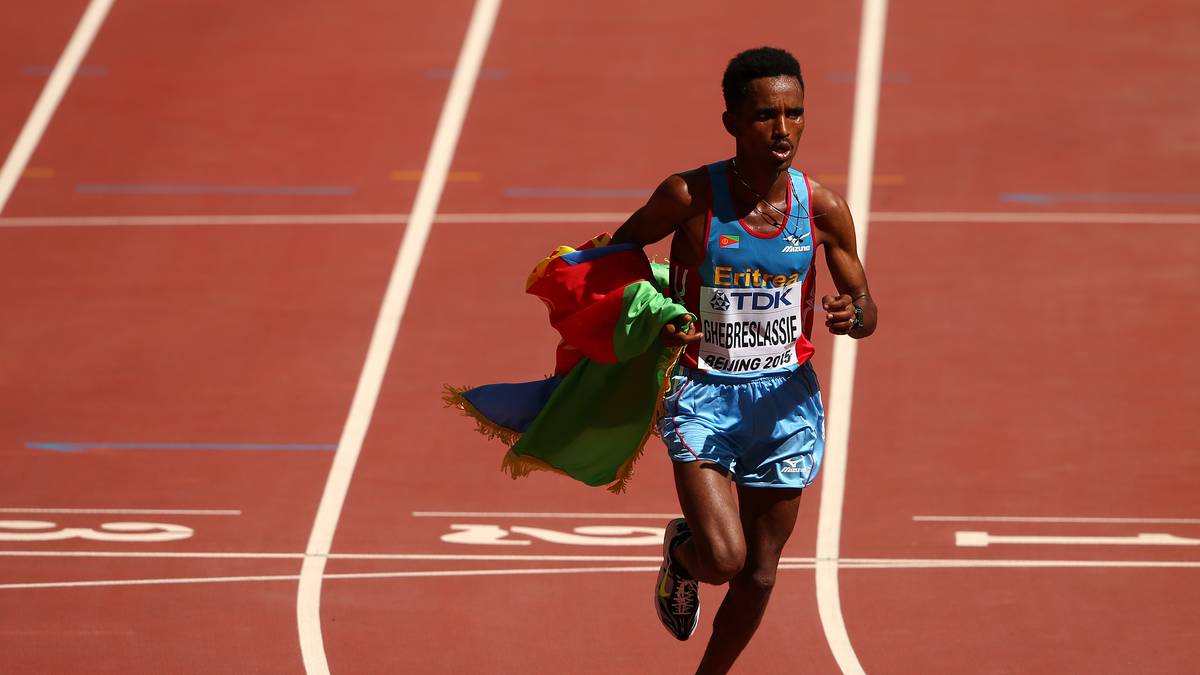 Das erste Gold der WM sichert sich sensationell der erst 19-jährige Ghirmay Ghebreslassie. Fünf Kilometer vor dem Ziel setzt er die entscheidende Attacke und kann so die letzten Meter bis ins Ziel genießen