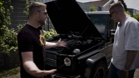 In der zweiten Folge kommt ein interessantes Angebot aus Hamburg: Zwei seltene Mercedes und ein Hummer H1 zum vermeintlichen Schnäppchenpreis befinden sich in der Hansestadt, angeblich in gutem Zustand. Halten die Karossen, was sie versprechen oder sollte Enrico dem Kaufrausch doch lieber einen Riegel vorschieben? Im Dresdner Autohandel geht Fahrzeugaufbereiter Stefan auf Tuchfühlung mit einem besonderen Schätzchen. Der Opel Commodore B GS/E braucht Pflege, bevor er in den Verkauf kann.