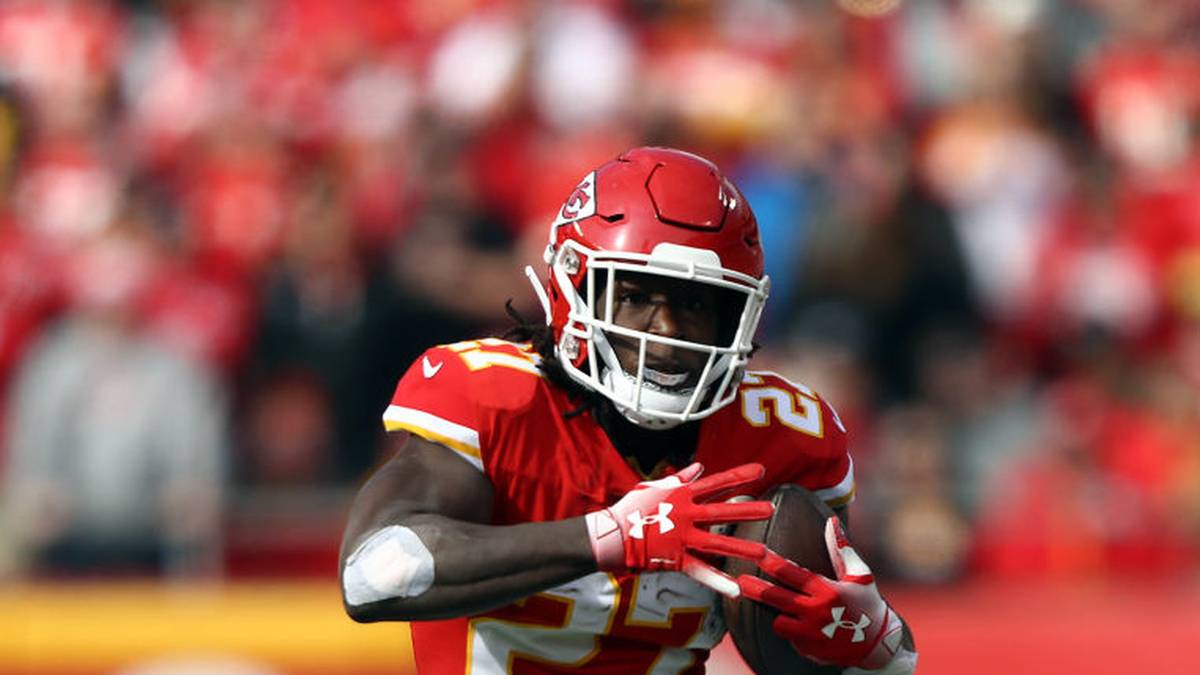RUNNING BACK: Mit Kareem Hunt haben die Chiefs den Running Back mit den meisten Rushing Yards und erzielten Touchdowns (14) rausgeworfen (er hatte eine Frau während eines Streits in einem Hotel geschubst und getreten)