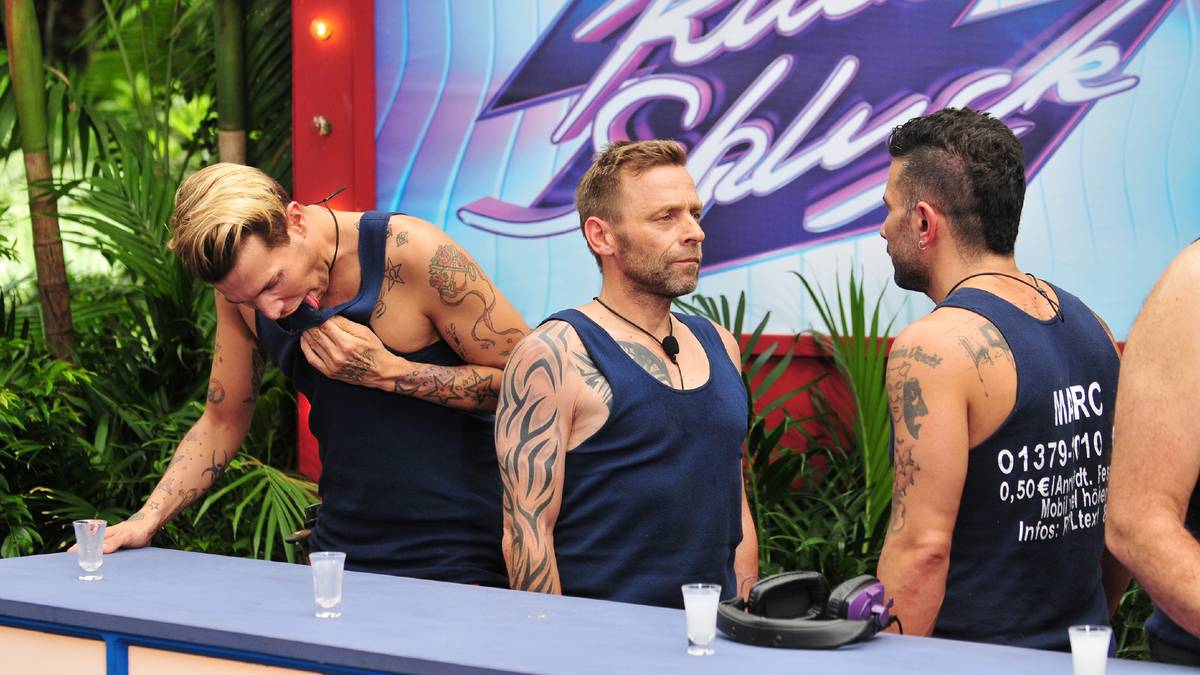 Co-Kandidat Florian Wess hat nach dem Verzehr von einem Glas Schweine-Sperma etwas zu kämpfen