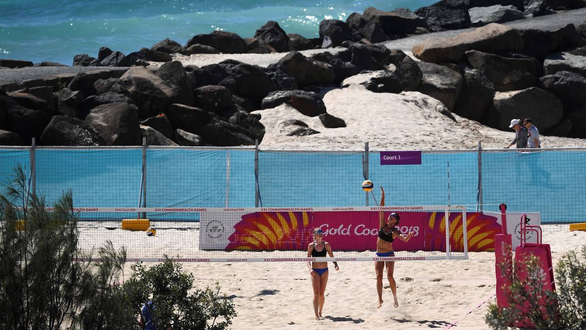 Abkühlung nach einem heißen Spiel gibt es für die Akteure inklusive. Nur wenige Meter hinter dem Feld befindet sich der Pazifik