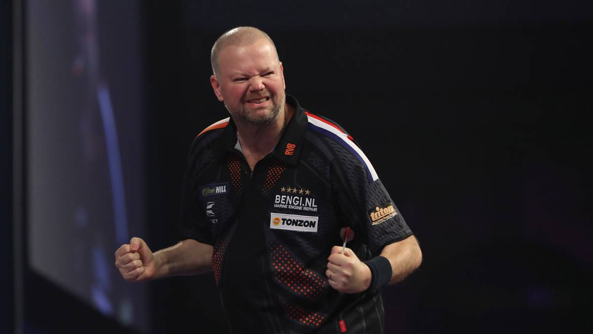 Mit Landsmann MvG wartet jedoch die schwierigste Hürde im Viertelfinale. Bei der vergangenen WM lautete so die Halbfinal-Paarung, in der "Barney" nach einem mitreißenden Spiel ausschied. Bei der WM 2015 konnte er van Gerwen jedoch im Achtelfinale eliminieren. Für viele ist er der einzig verbliebene Spieler, der den Titelverteidiger stoppen kann