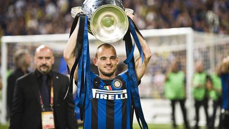 Er wurde in vier europäischen Ligen Meister, ist niederländischer Rekordnationalspieler und gewann mit Inter Mailand das historische Triple. Das ist seine Geschichte.