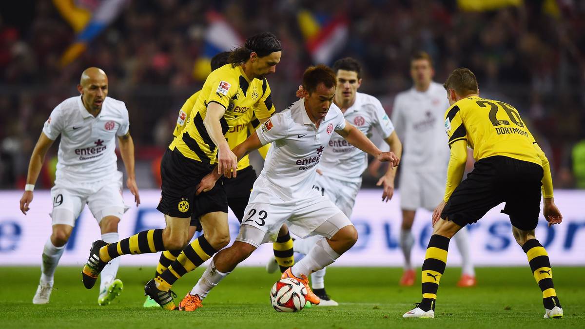 Und die Mainzer gehen weiter aggressiv zu Werke. Neven Subotic verfolgt Torjäger Shinji Okazaki 