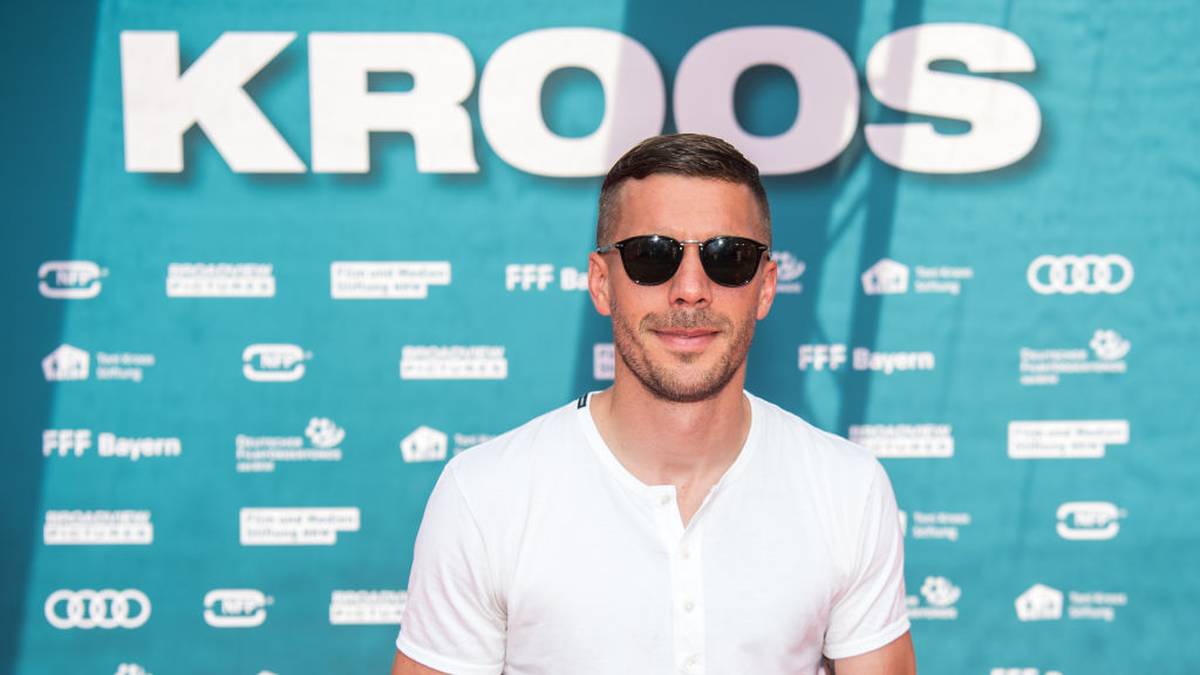 LUKAS PODOLSKI: Mit seinem Modelabel "Strassenkicker" verdeutlicht der Weltmeister von 2014 seine Verbundenheit zu seiner Heimatstadt Köln und seine Liebe zum Straßenfußball. Podolski setzt vor allem auf Caps, Sweaters und T-Shirts