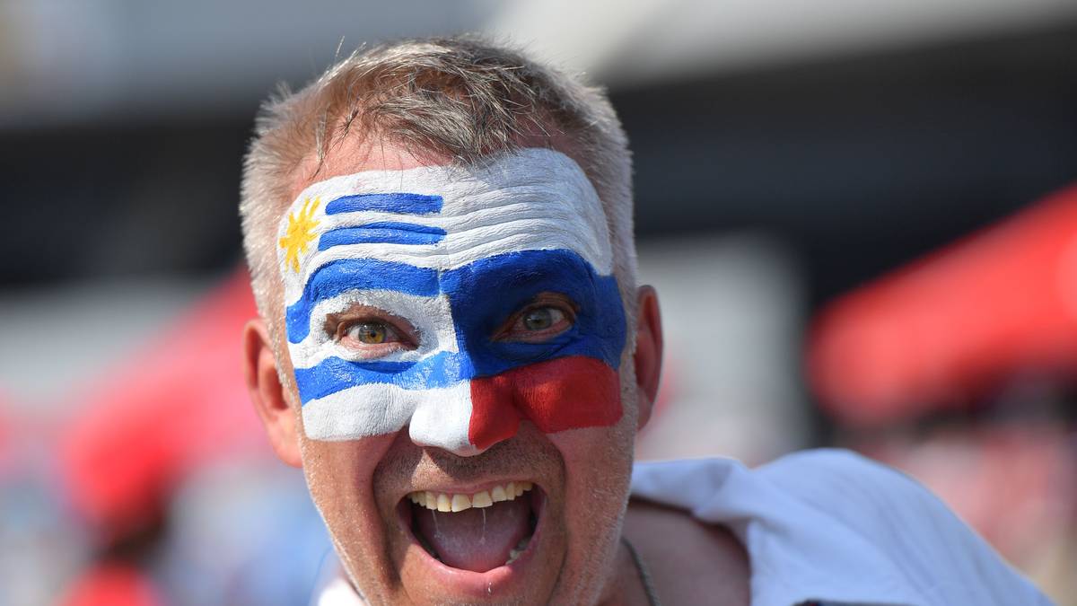 Im Top-Stimmung ist dieser Fan; beide Mannschaften auf seinem Gesicht stehen im Achtelfinale