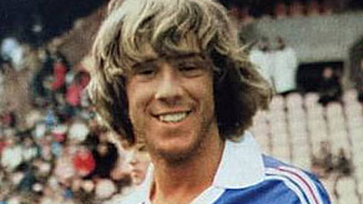 LAURENT PAGANELLI (AS St. Etienne): Der heutige Sportjournalist Paganelli kam am 25. August 1978 im zarten Alter von 15 Jahren, zehn Monaten und drei Tagen zu seinem Debüt in der Ligue 1 und ist damit ihr jüngster Spieler. Früh als "petit mozart" (kleiner Mozart) gepriesen, konnte Paganelli sein Talent nie wirklich entfalten