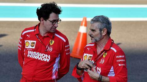 AUTO-PRIX-F1-UAE-ABU DHABI-PREVIEWS Maurizio Arrivabene (r.) und Mattia Binotto trugen in der Saison 2018 einen internen Machtkampf bei Ferrari aus