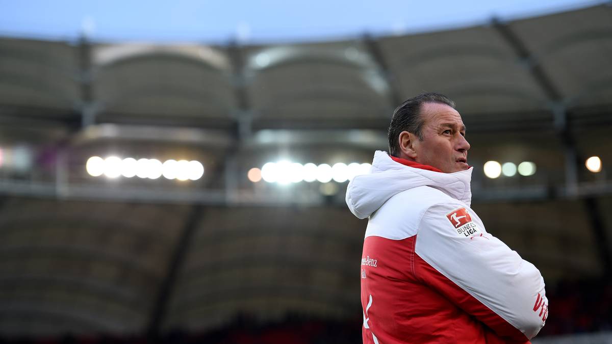 HUUB STEVENS (bis Juni 2014): Der "Knurrer aus Kerkrade" führt die Schwaben aus der Abstiegszone und beendet seine Rettungsmission mit dem Saisonende nach nur 112 Tagen