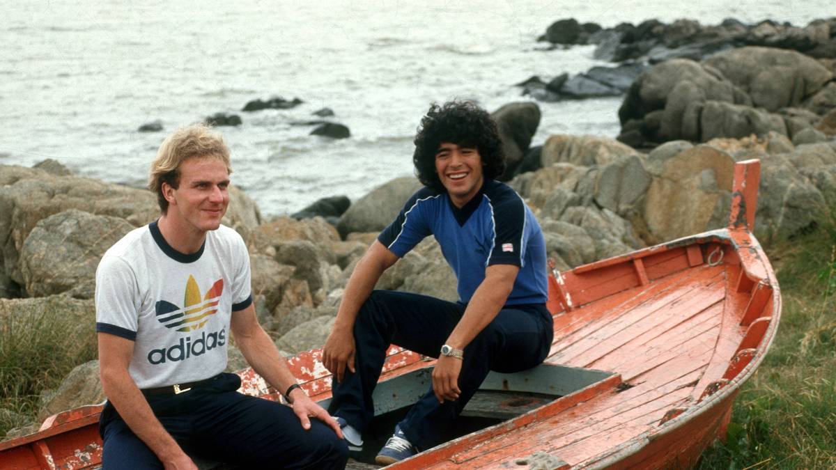 Zwei grundverschiedene Typen in einem Boot: Das legendäre Fotoshooting von Rummenigge und Argentiniens Nationalheld Diego Armando Maradona während des Copa de Oro 1980/1981 in Montevideo
