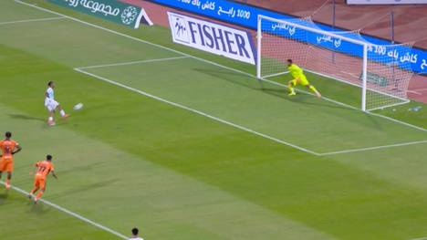 Beim Spiel gegen Al-Fayha bekommt Al-Hilal in der 79. Spielminute einen Elfmeter zugesprochen. WM-Shootingstar Crysencio Summerville versucht sich dabei an einer ganz besonderen Elfmetertechnik und scheitert.