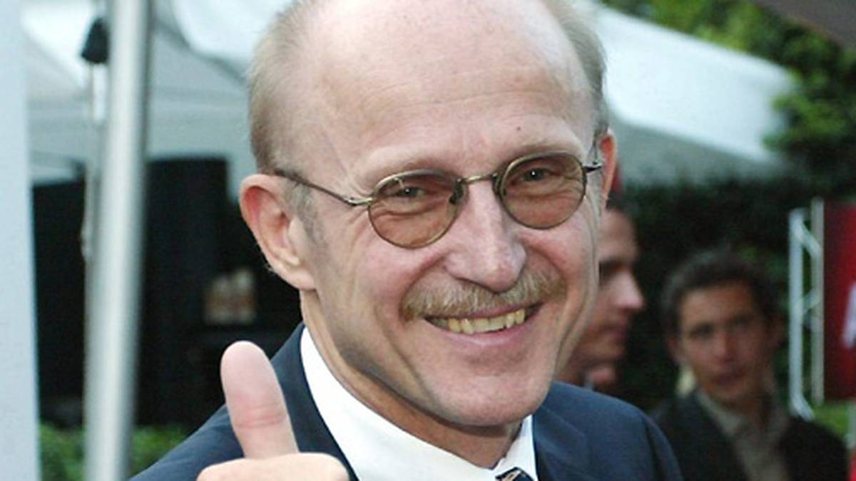 ... und der scheidende Werder-Manager Willi Lemke jubelt: "Den Bayern den Pokal wegzunehmen, ist schon eine Wahnsinnssache. Deshalb ist dieser Erfolg der mit Abstand schönste überhaupt im DFB-Pokal"