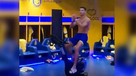 Cristiano Ronaldo ist aufgrund einer Sperre noch nicht für seinen neuen Klub spielberechtigt. Den ersten Sieg erlebt er in der Kabine.