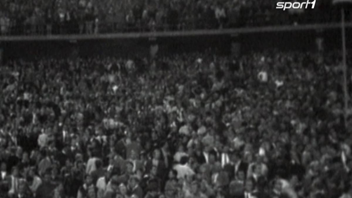 Am 26.09.1969 ist das Olympiastadion mit 88.500 Zuschauer beim Spiel zwischen Hertha und Köln ausverkauft. Weitere Zuschauer klettern über Zäune und sind ohne Eintrittskarten im Stadion, weshalb über 100.000 Fans im Stadion geschätzt wurden.