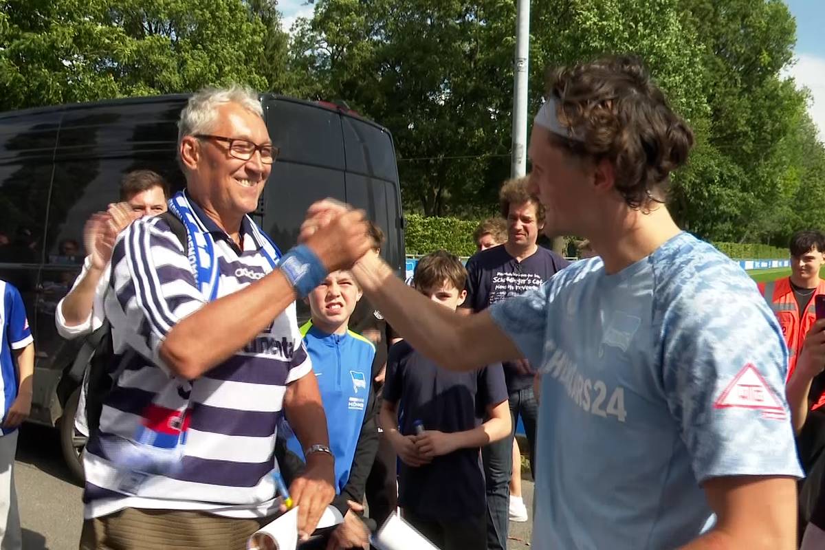 Beim Trainingsauftakt von Hertha BSC sorgt ein Fan für einen tollen Moment. Er hat ein Geschenk für Fabian Reese mitgebracht.