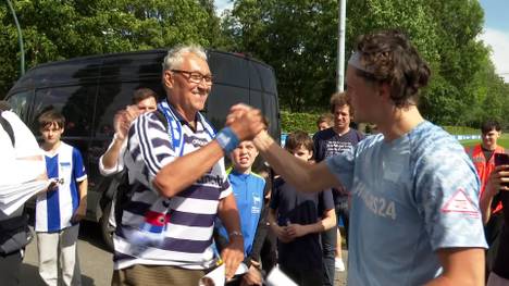 Beim Trainingsauftakt von Hertha BSC sorgt ein Fan für einen tollen Moment. Er hat ein Geschenk für Fabian Reese mitgebracht.