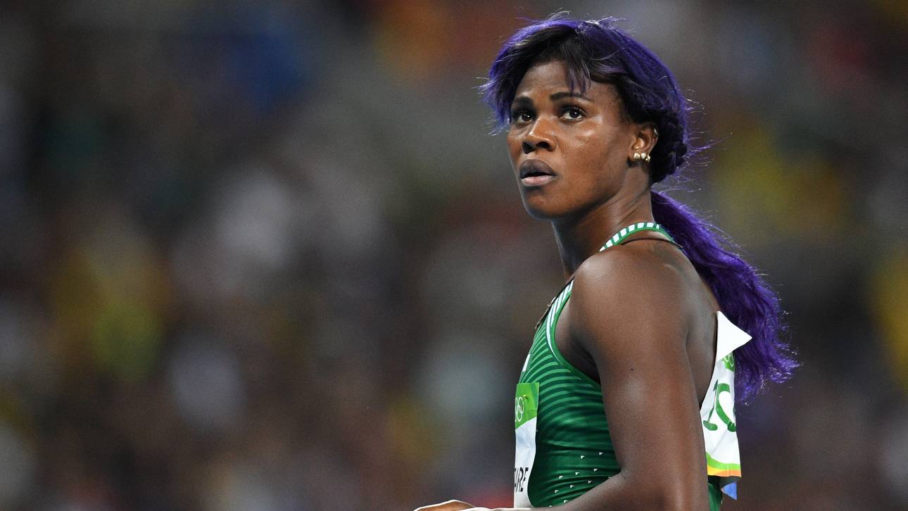 Weitspringerin verliert Perücke