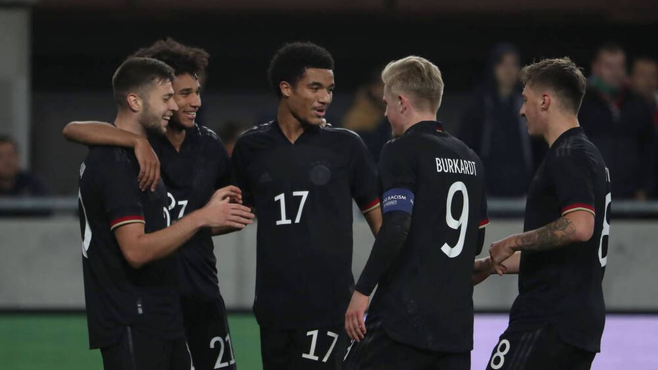 Krummes Ding führt U21 zum Sieg