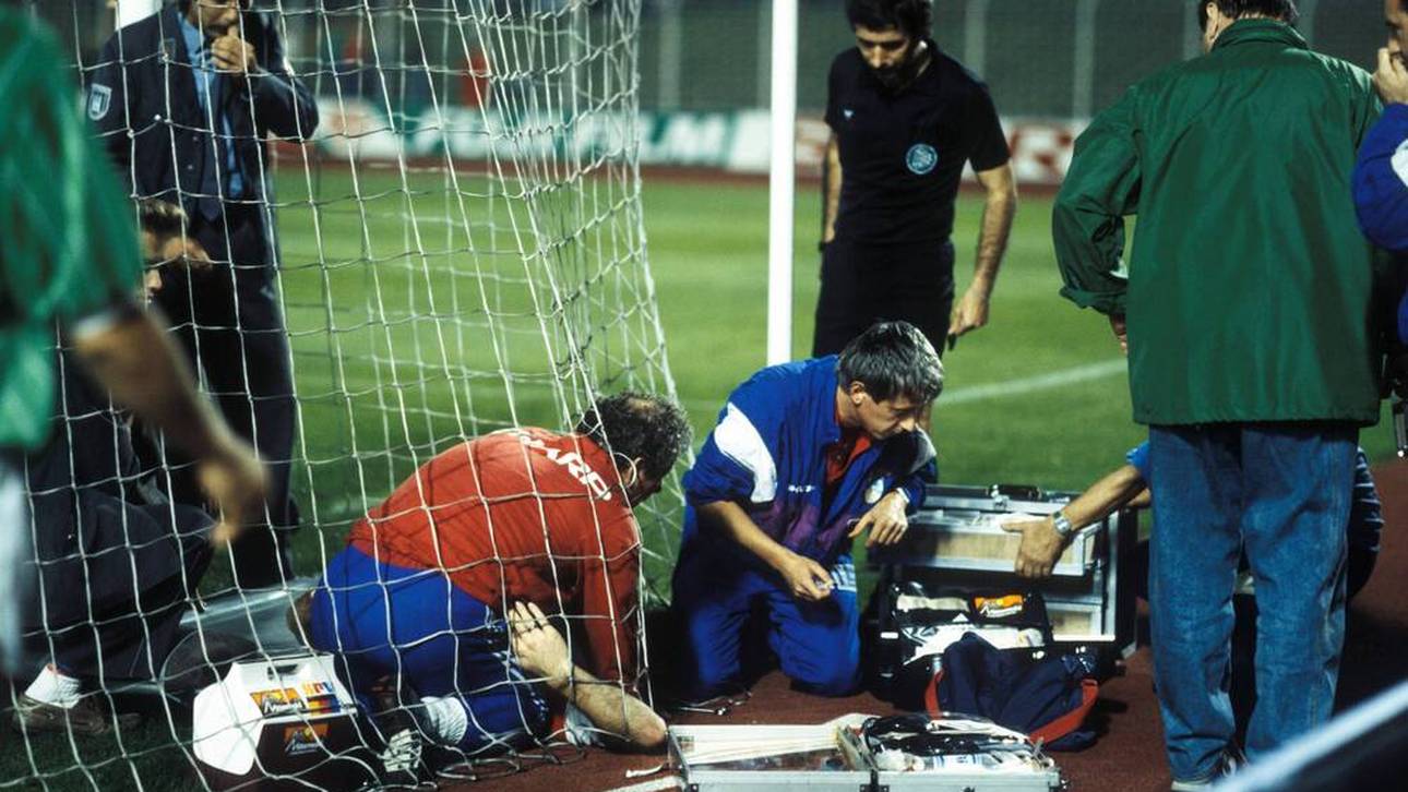 Karabiner im Rücken des HSV-Spielers