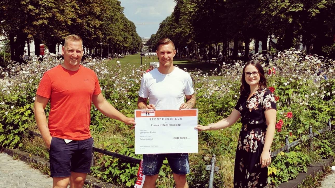 Sebastian Polter (Mi.) unterstützt die Aktion "Eisern trotz(t) Handicap