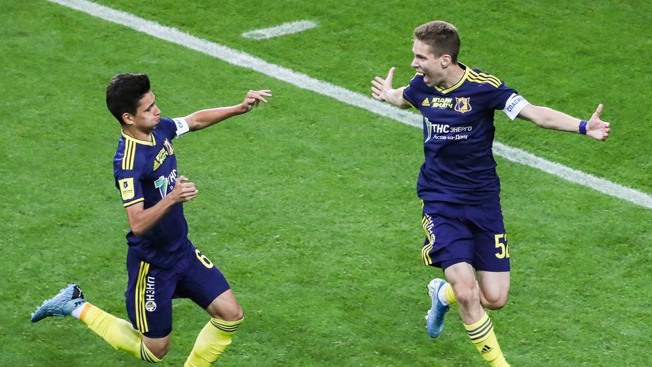 Roman Romanov (r.) ist nun der drittjüngste Torschütze in der Geschichte von Russlands erster Liga