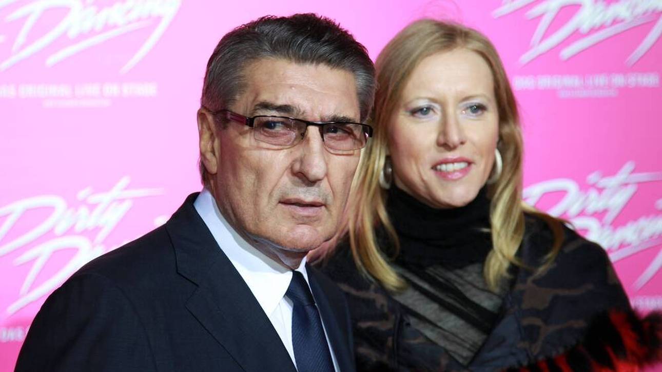 Rudi Assauer mit Ehefrau Britta Idrizi 2011 bei der Premiere des Musicals Dirty Dancing in Oberhausen