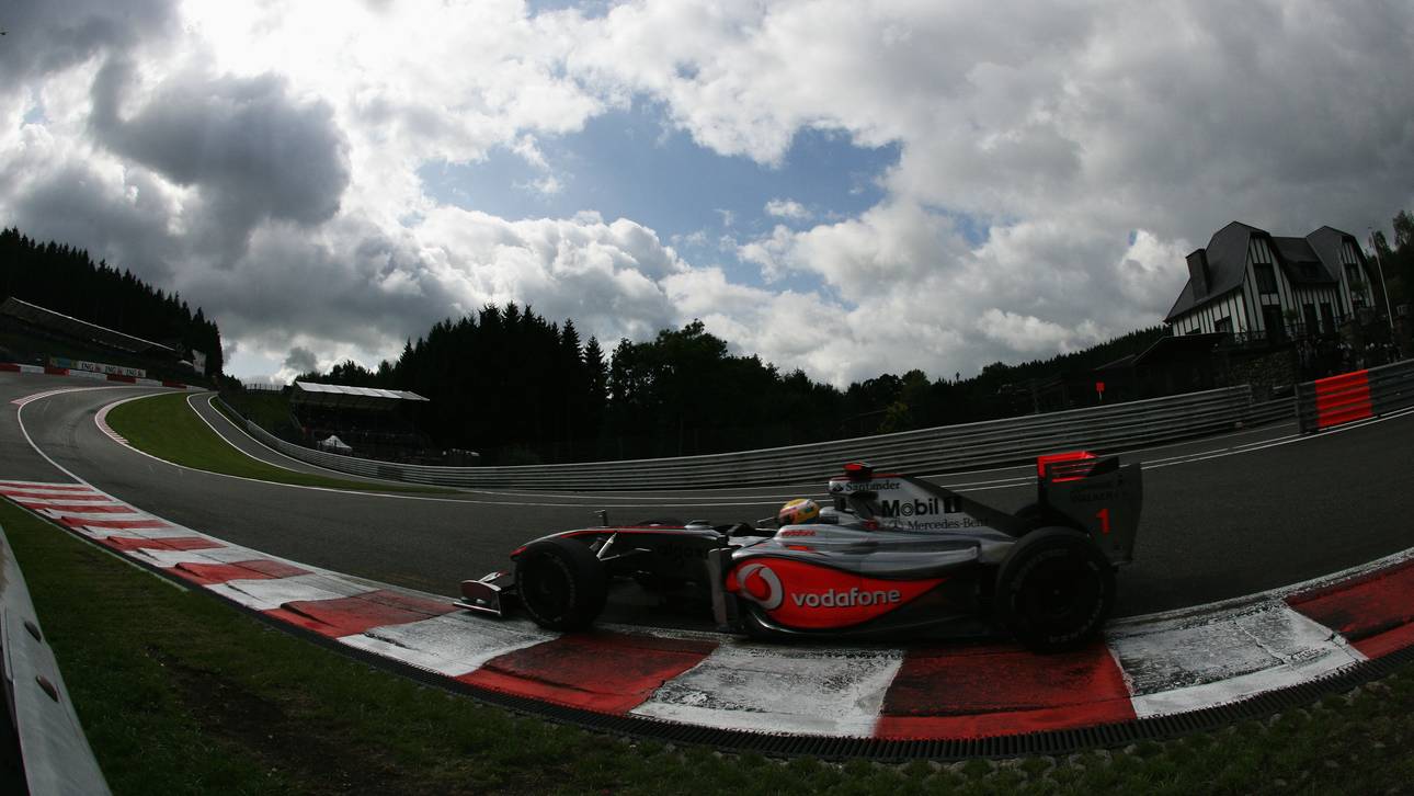 Lewis Hamilton 2009 in der Eau Rouge in Spa