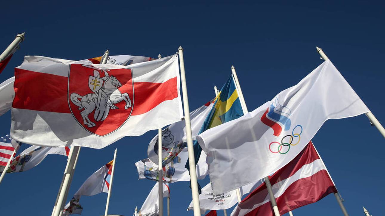 In Riga weht nun die Flagge der belarussischen Opposition (l.)