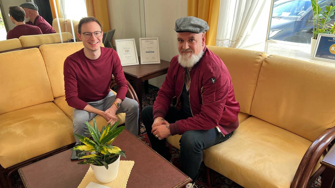 Michael Ott (l.) mit SPORT1-Reporter Reinhard Franke