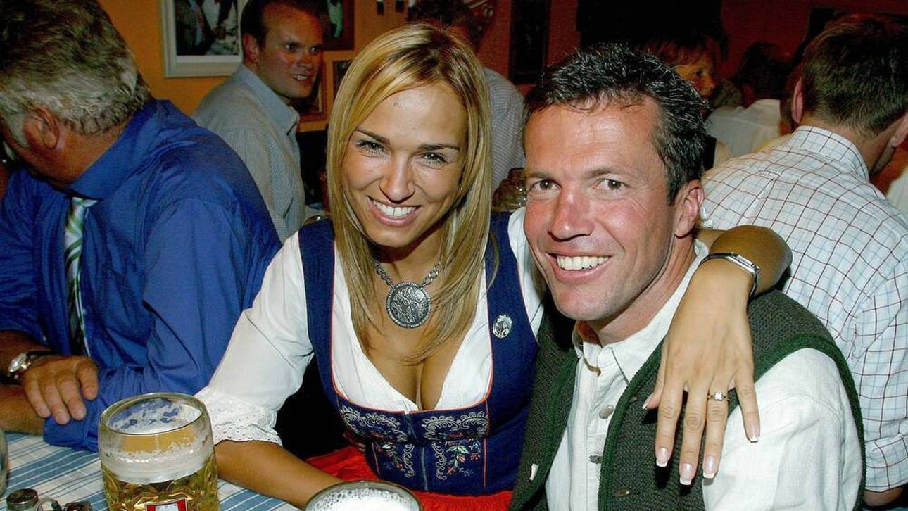 Lothar Matthäus und seine damalige Freundin Marianna Kostic gönnen sich auf dem Münchner Oktoberfest 2003 eine Maß Bier