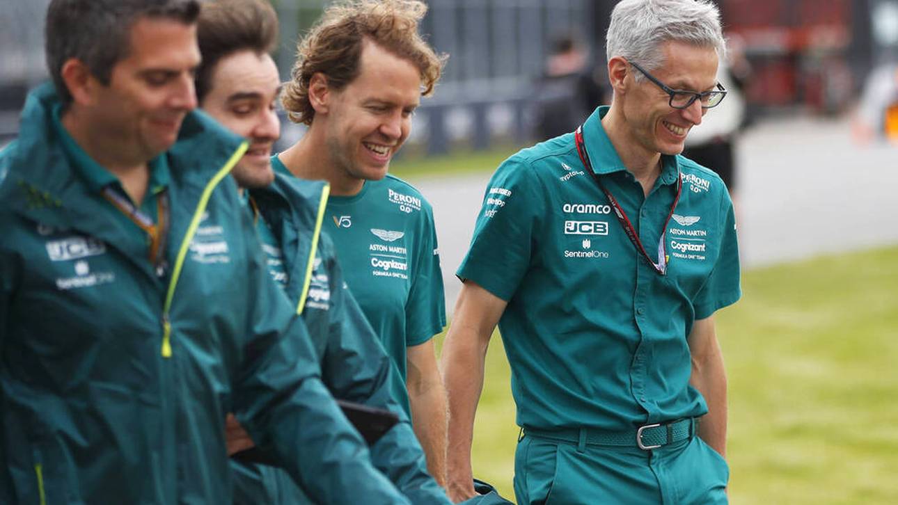 Sebastian Vettel und sein Aston-Martin-Teamchef Mike Krack (r.)