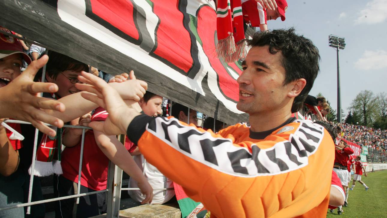 Zdenko Miletic klatscht im Mai 2006 mit den Augsburger Fans ab