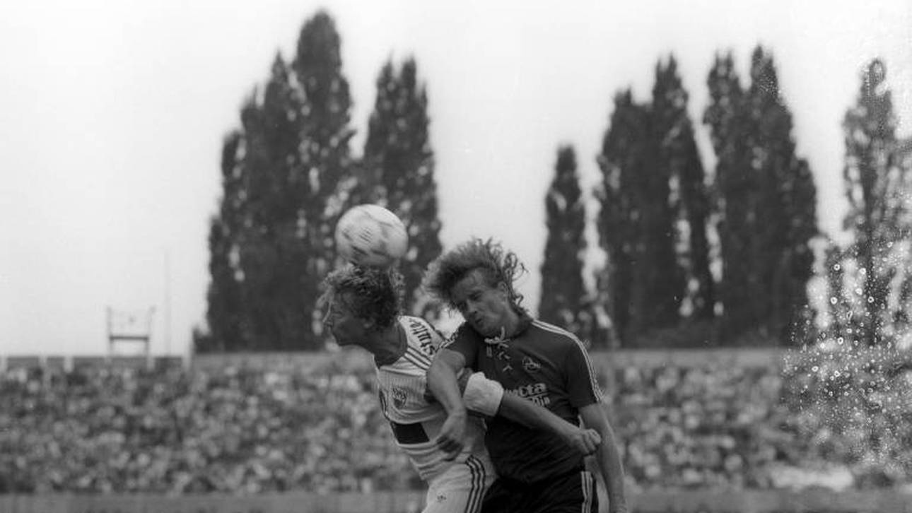 Nürnbergs Vlado Kasalo (r.) köpft den Ball in der Partie gegen Stuttgart ins eigene Tor