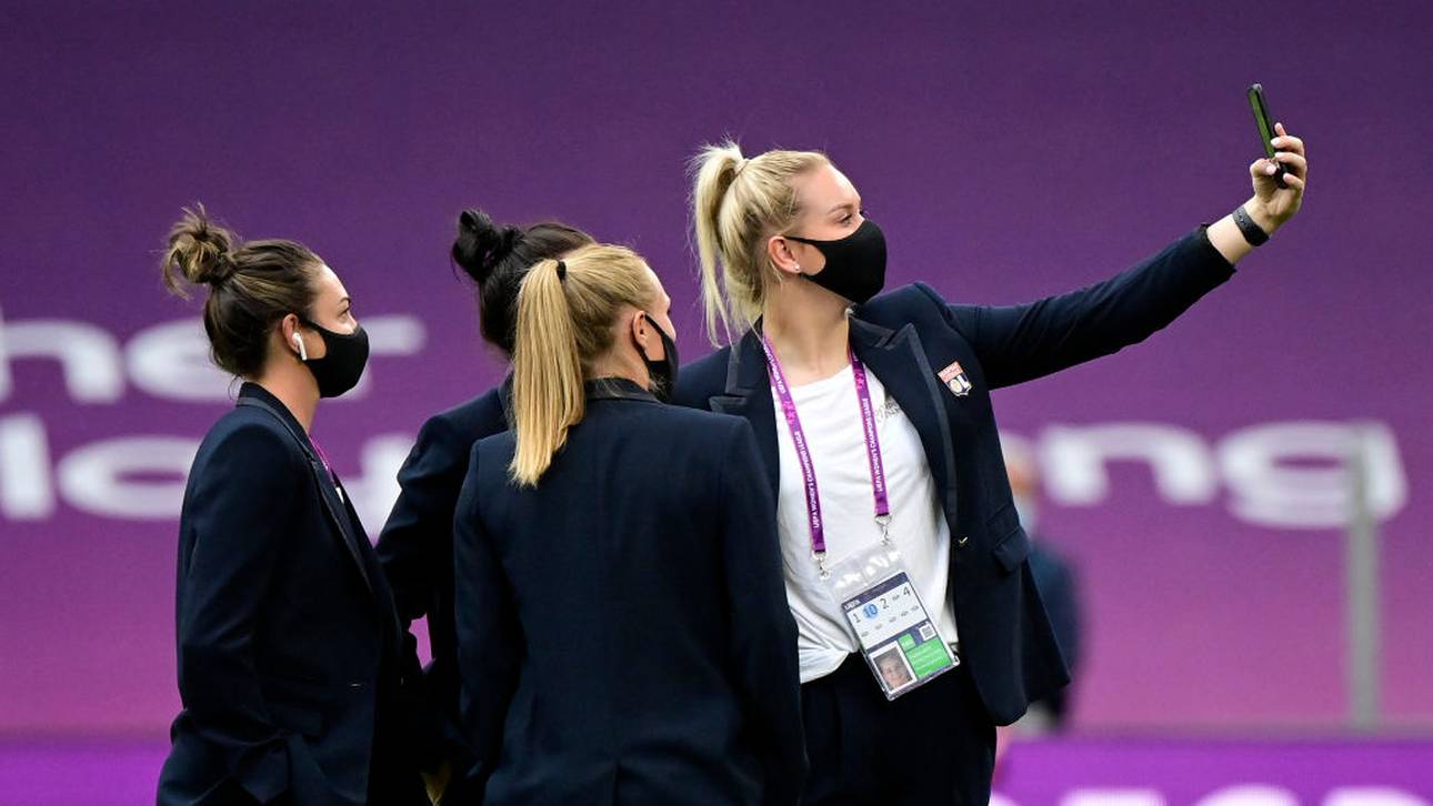 Katriina Talaslahti (r.) von Olympique Lyon bei der Platzbesichtigung vor dem Viertelfinale gegen Bayern