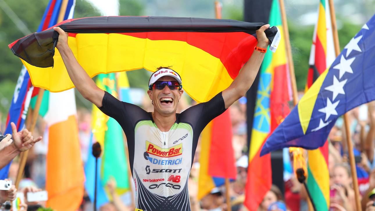 Sebastian Kienle feiert seinen Triumph auf Hawaii 2014