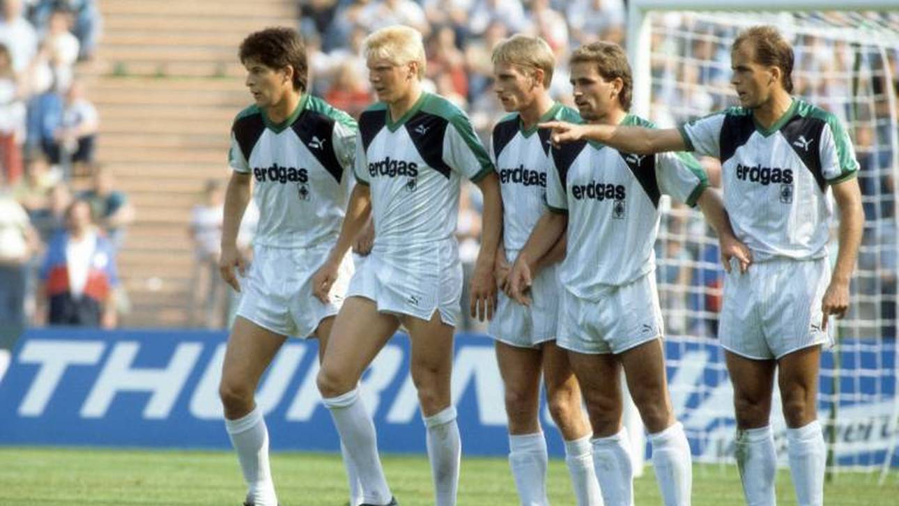 Freistoßmauer Gladbach, v. li.: Hans Jörg Criens, Stefan Effenberg, Jürgen Lange, Christian Hochstätter, Michael Frontzeck