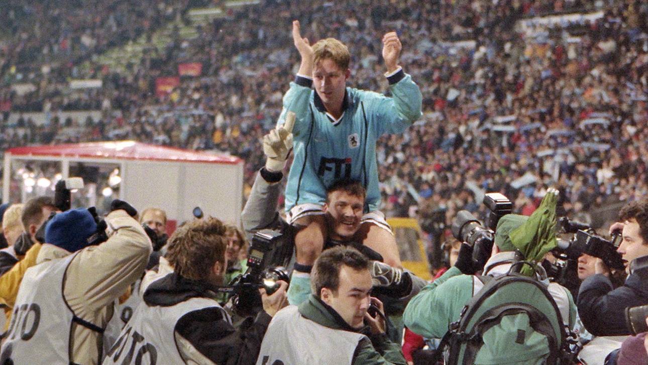 Thomas Riedl wird nach seinem Derby-Tor gegen den FC Bayern vom damaligen 1860-Torwart Daniel Hoffmann auf den Schultern durch das Olympiastadion getragen. 