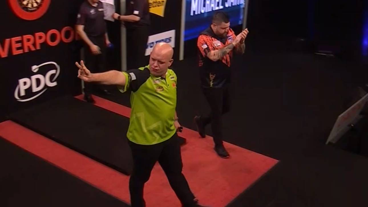 Michael van Gerwen zeigte nach dem Sieg die "3" für seinen dritten Premier-League-Sieg in Folge