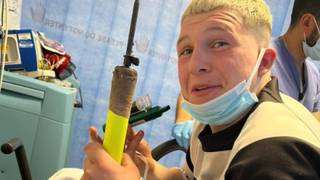 Horror-Verletzung! Eckfahne im Knie