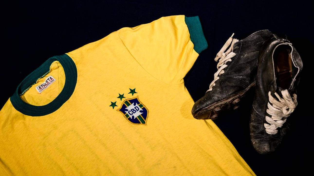 Pelés letztes Trikot versteigert