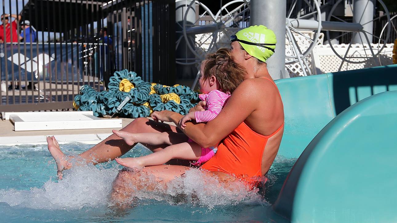 An der Seite von Mama oder Papa haben viele Kinder weniger Angst im Wasser
