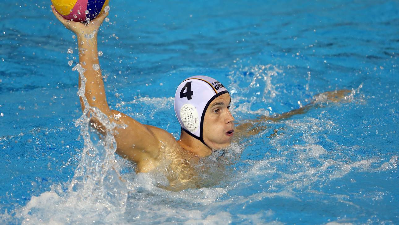 Wasserballer starten mit Niederlage