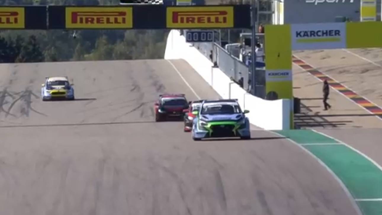 Harald Proczyk (v.) konnte sich im zweiten Rennen am Sachsenring durchsetzen